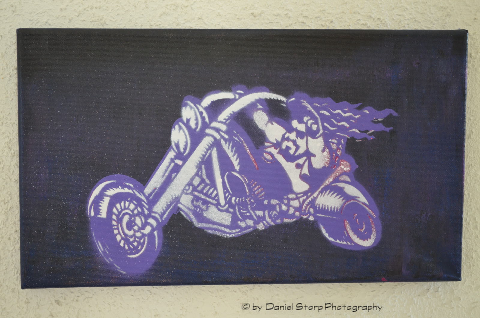 Ein Motorrad wird Teil einer Rauminstallation