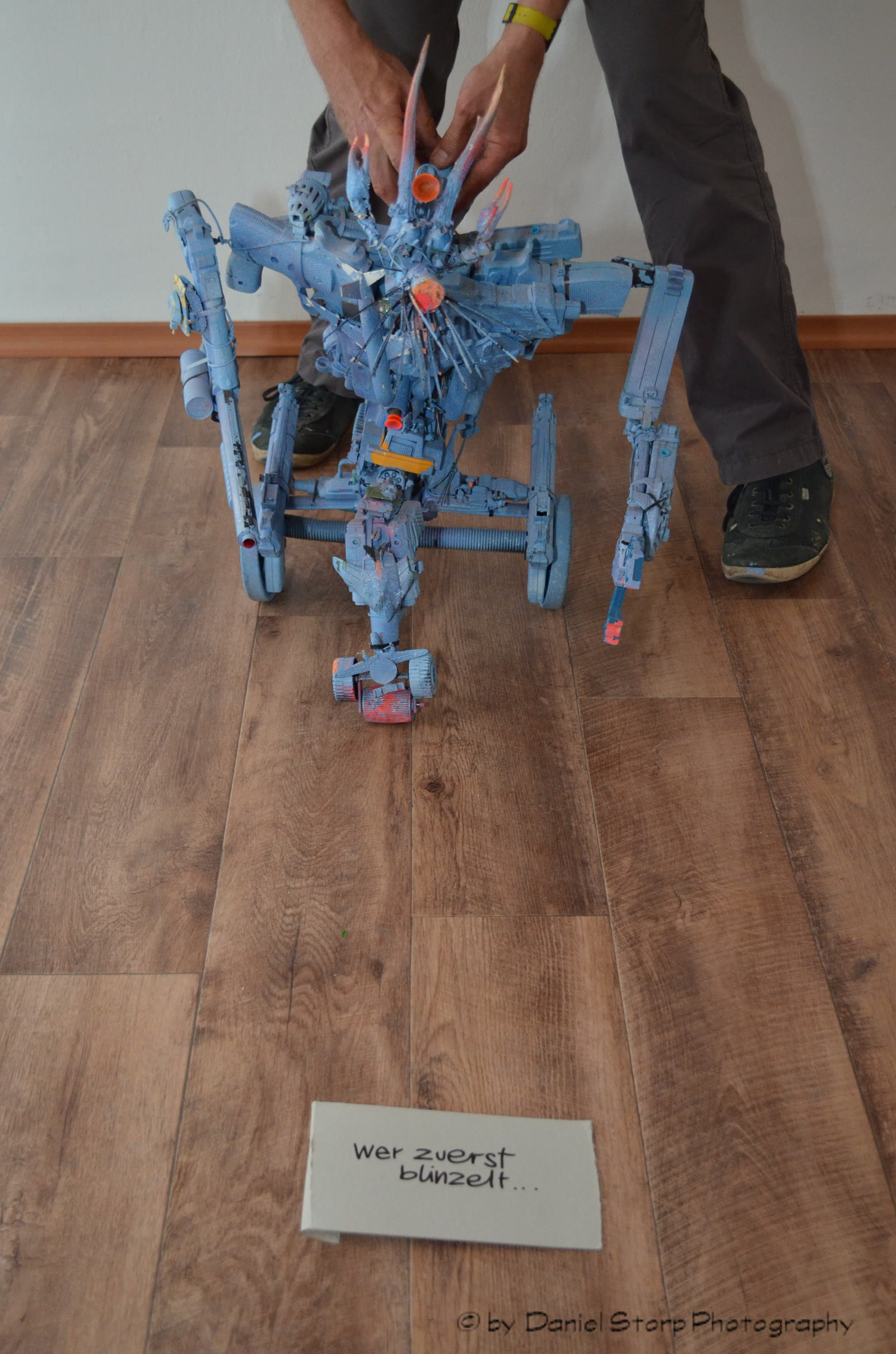 Eine selbst gebaute Roboterfigur steht in einem Ausstellungsraum