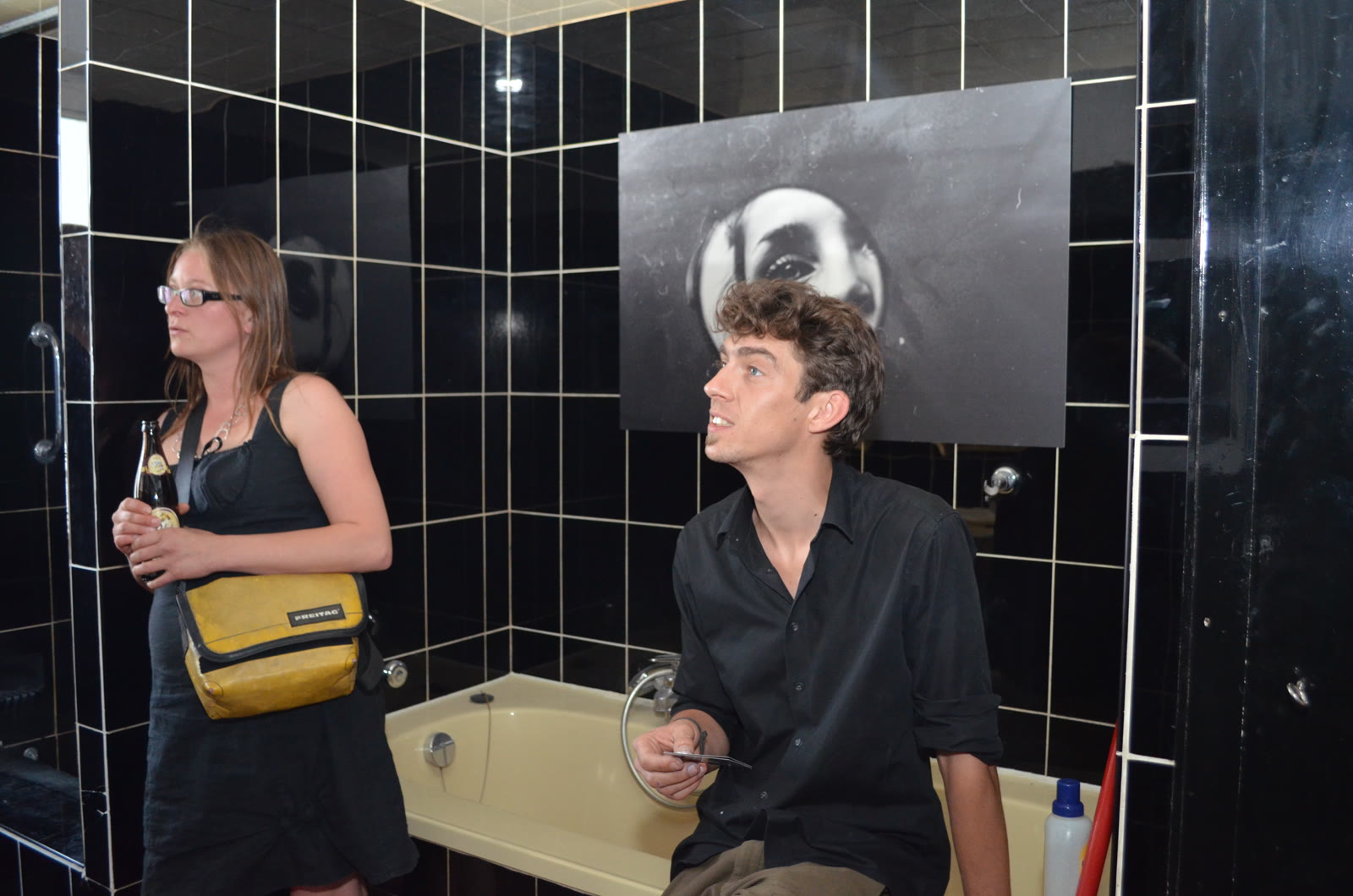 Besucherinnen und Besucher entdecken eine Rauminstallation