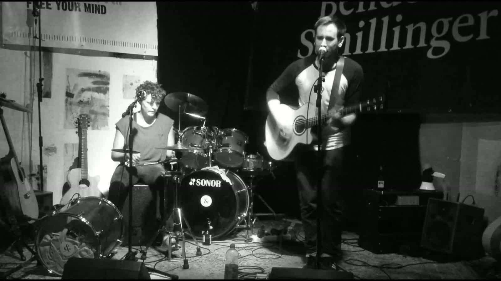 Bender und Schillinger mit Gitarre und Schlagzeug auf der Bühne