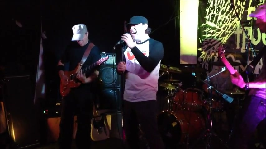 A True Romance mit mehreren Bandmitgliedern live auf der Bühne der Kulturfahrschule