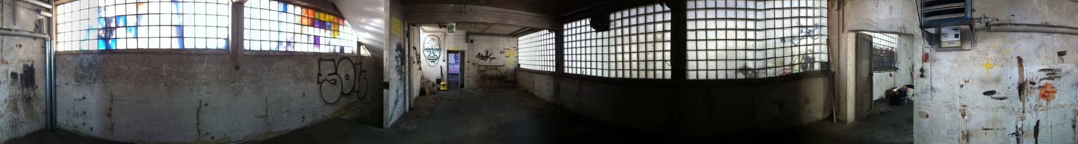 Panorama des eingerichteten Barbereichs der Kulturfahrschule