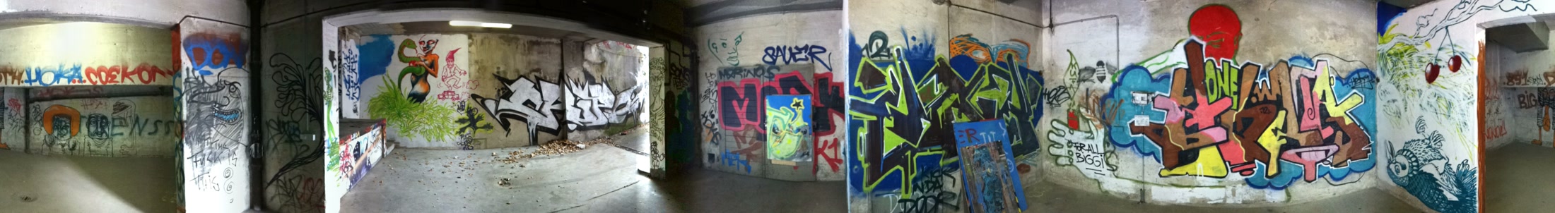 Panorama eines vollständig gestalteten und aktivierten Kellerraums