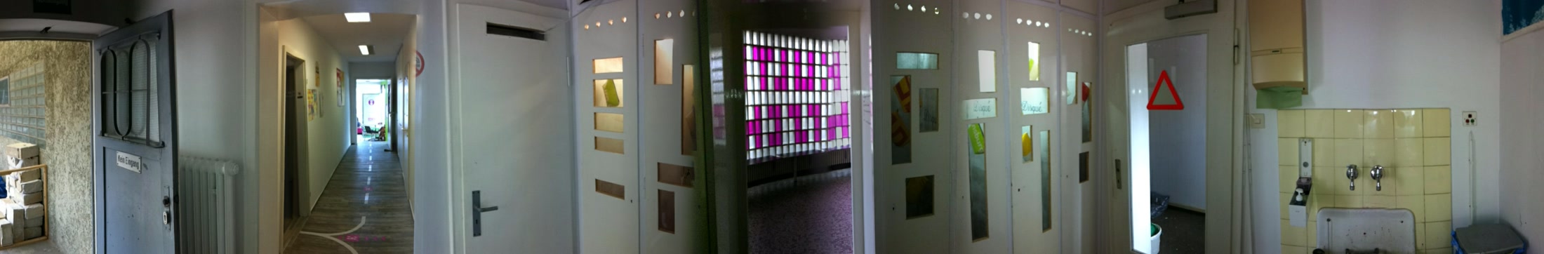 Panorama eines eingerichteten Medien- und Projektraums