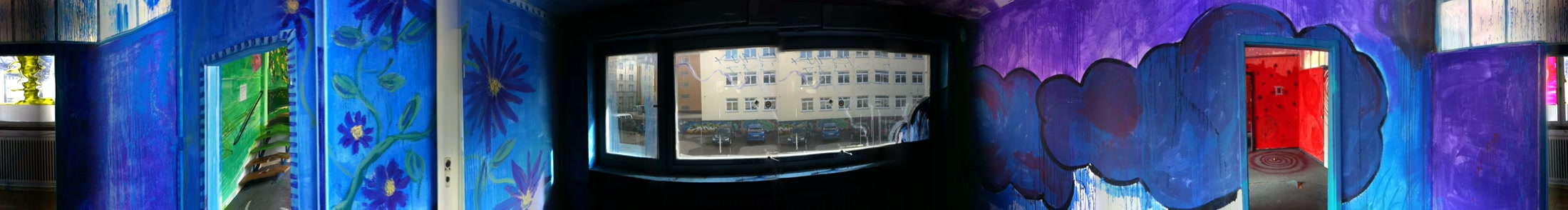 Blau gestalteter Ausstellungsraum als Panorama