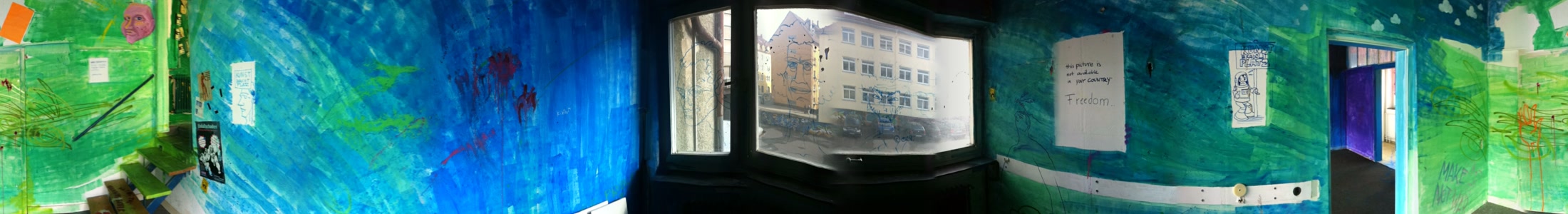 Grün und blau gestalteter Ausstellungsraum als Panorama