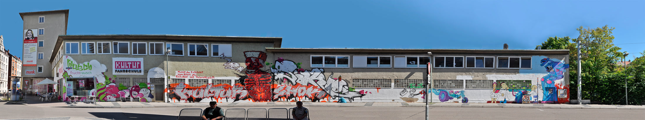 Breite Gesamtansicht der Kulturfahrschule