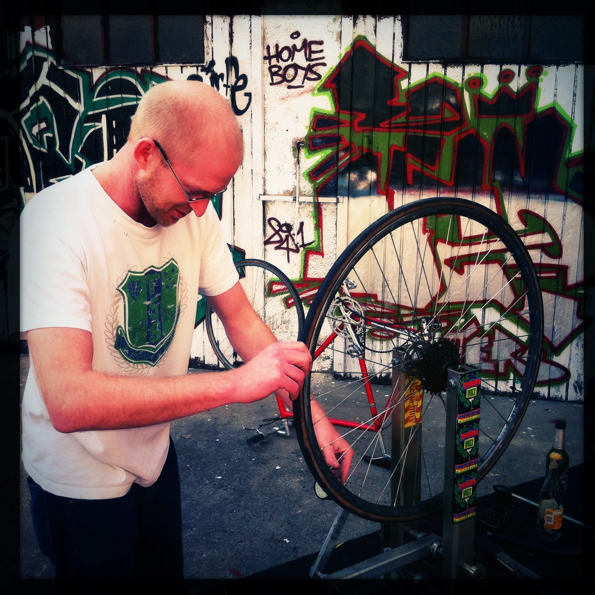 Ein Fahrrad wird konzentriert an einem Montageständer repariert