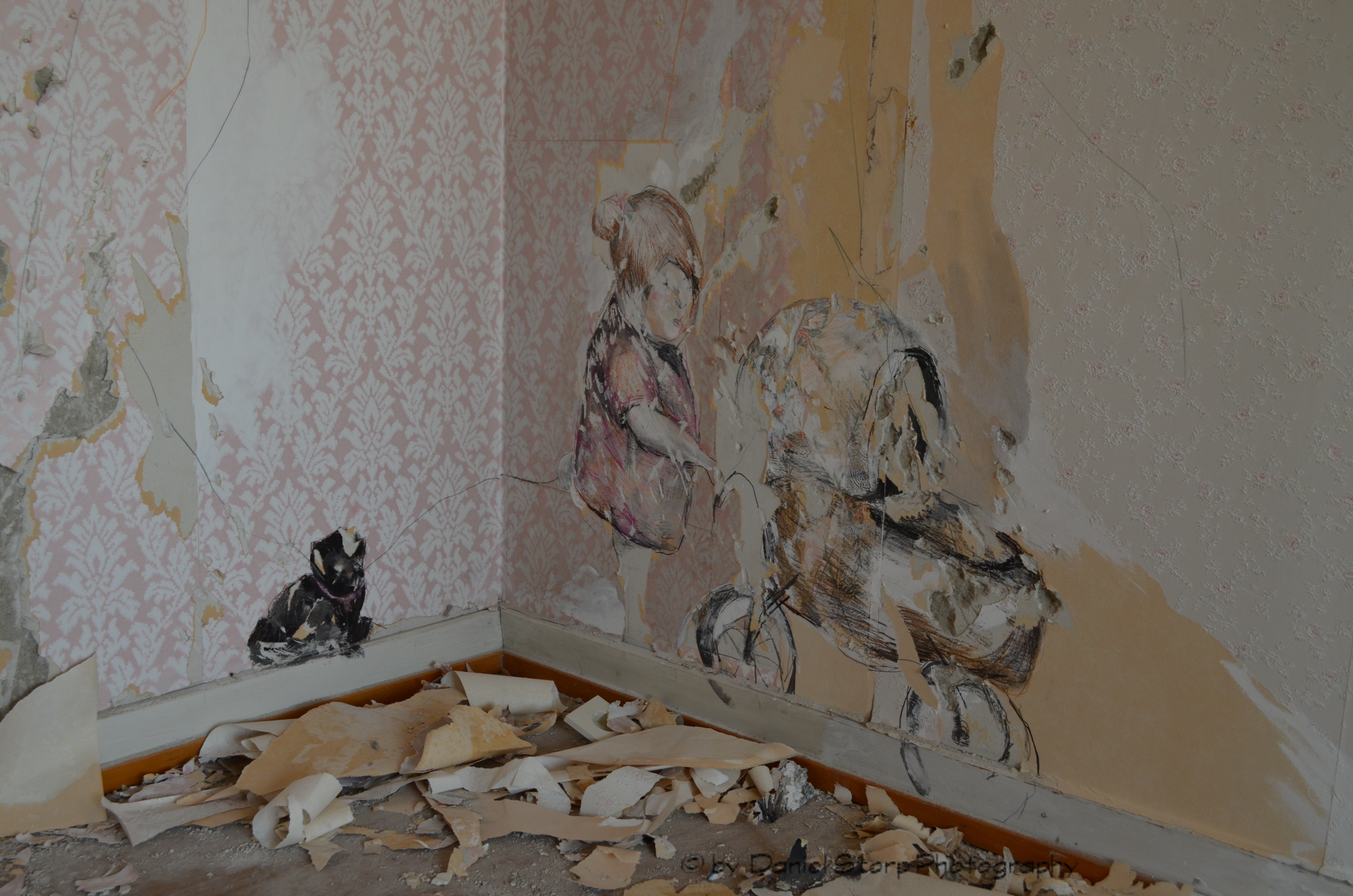 Zeichnungen gehen in Tapete und freigelegte Wand eines Raumes über