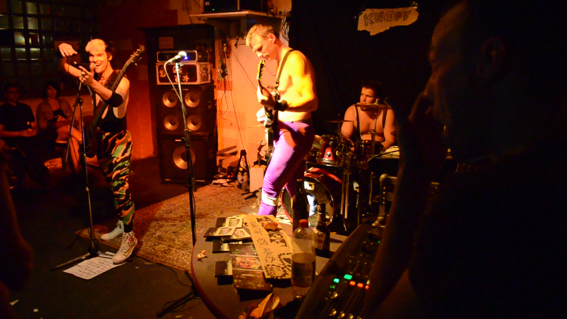 FEEEL spielt live mit Bass, Gitarre und Schlagzeug in der Kulturfahrschule